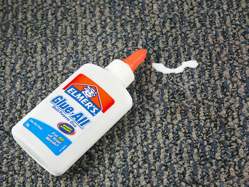 پاک کردن چسب از روی فرش